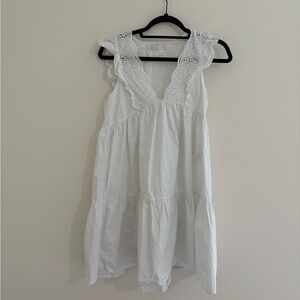 Q2 Elegant White Sleeveless Dress